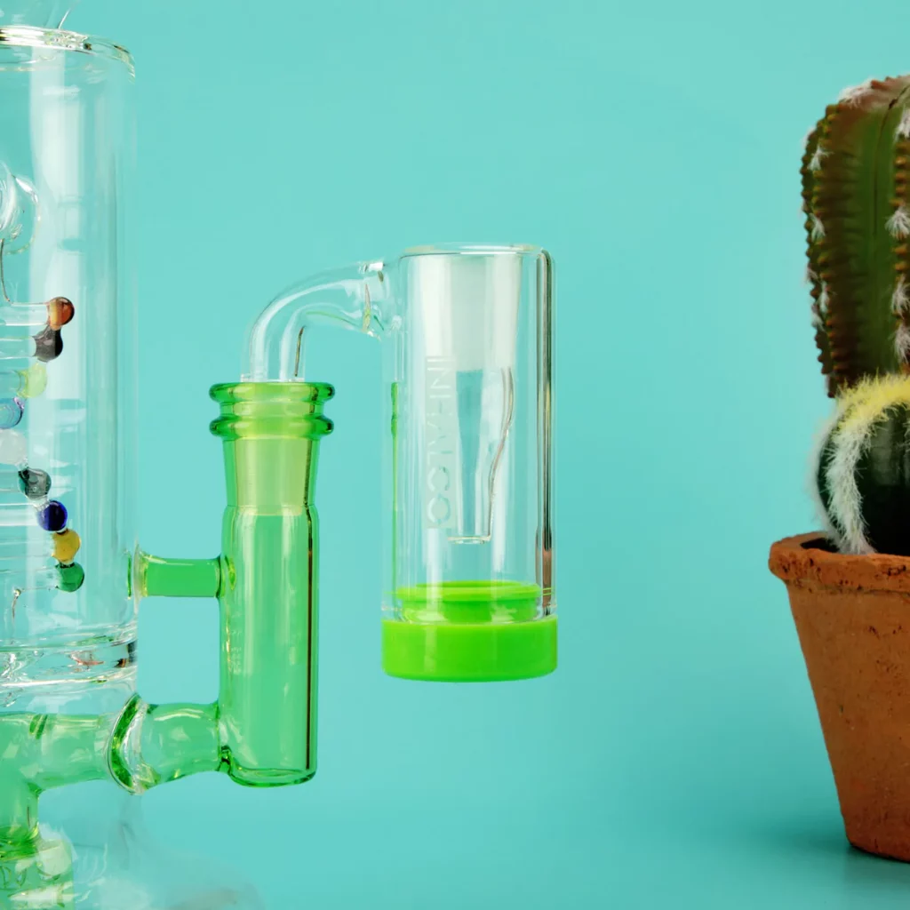 14mm Male Reclaim Catcher mit 90° Winkel und Silikonbehälter – Dein Must-Have Zubehör 14mm Male Reclaim Catcher mit 90° Winkel und Silikonbehälter – Dein Must-Have Zubehör